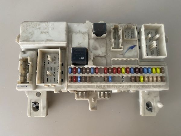 CEM Fuse Box VOLVO V50-S40-C30-C70 30728906
